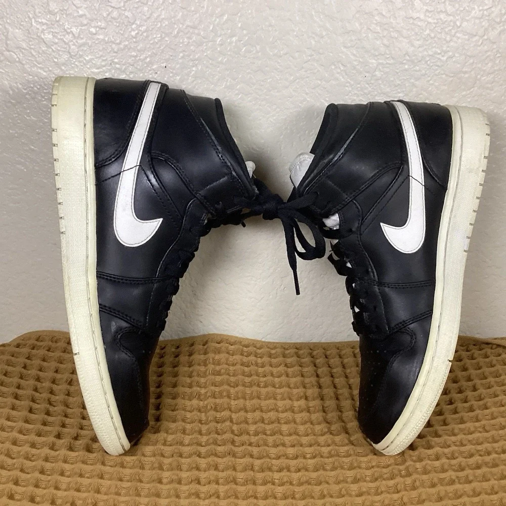 Nike Air Jordan 1 Retro Mid Mens Sz 9.5 Black White Shoes Sneaker 554724-038